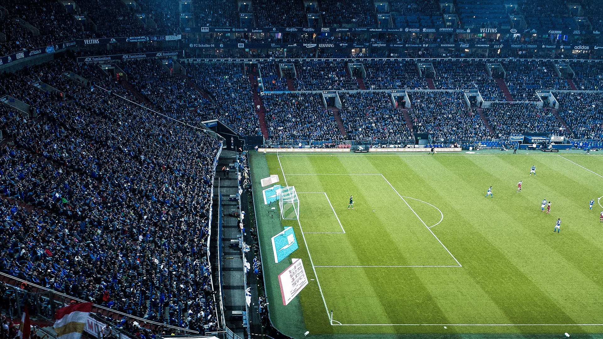 “未来已现：新能源赛车引领速度新革命”，未来新能源电车